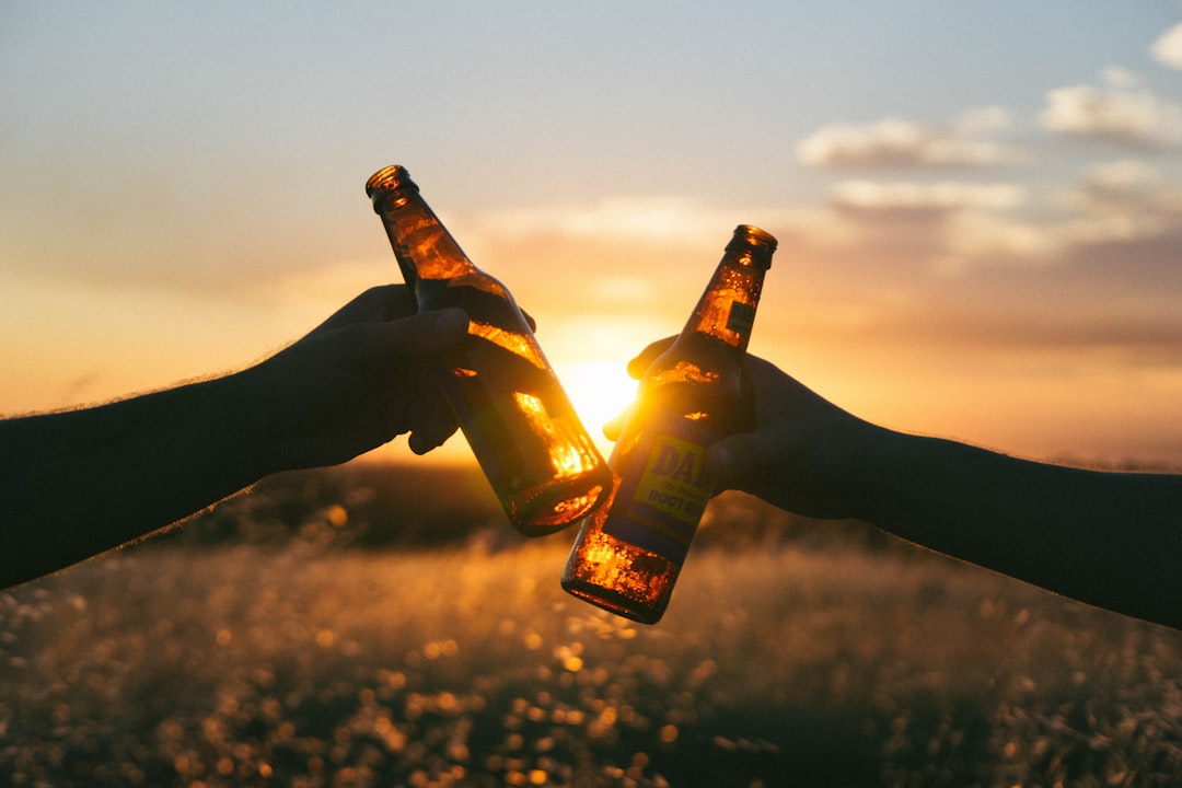 Apéro léger bord de eau avec des crudités, des verrines et une bière fraîche au coucher du soleil.