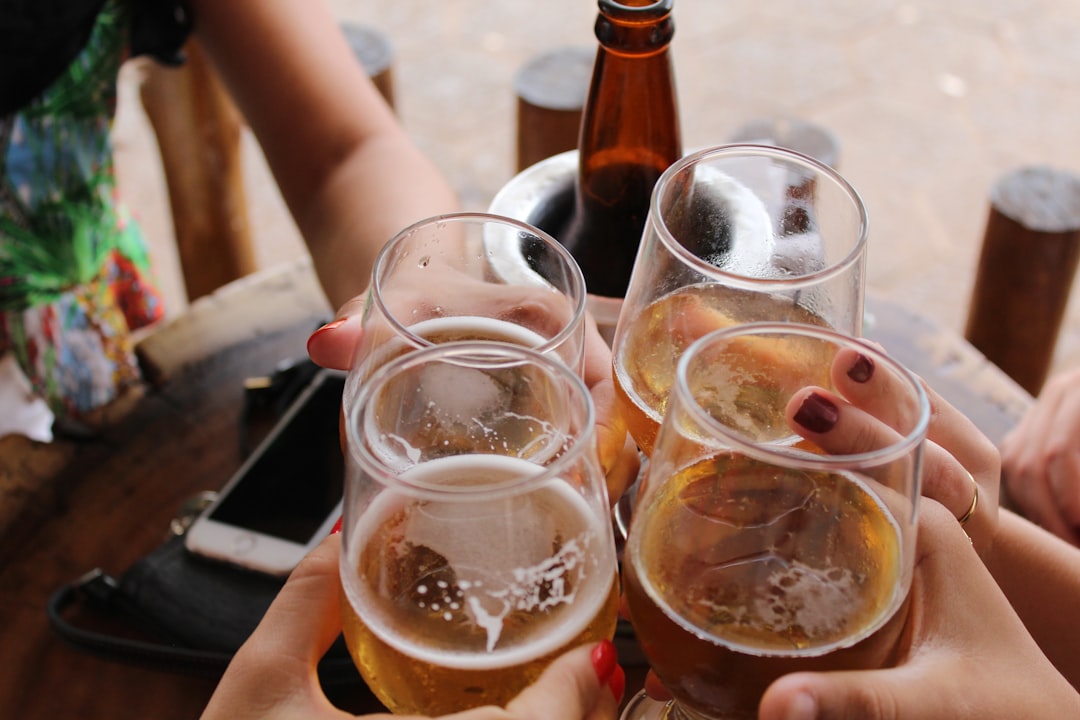 Amis partageant un apéro léger avec bière sans sucre en semaine, sur une terrasse en France.